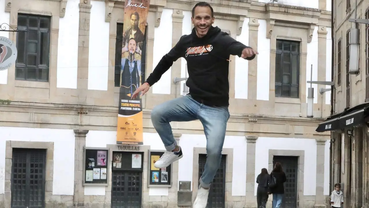Gustavo Almeida saltando diante da lona que anuncia o seu concerto no Teatro Principal. JAVIER CERVERA-MERCADILLO