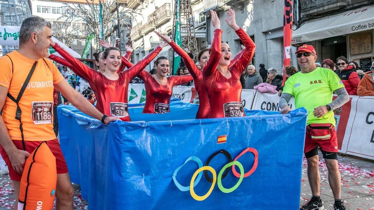 Corredores disfrazados para disfrutar de la San Silvestre viguesa CARREIRA SAN SILVESTRE DE VIGO