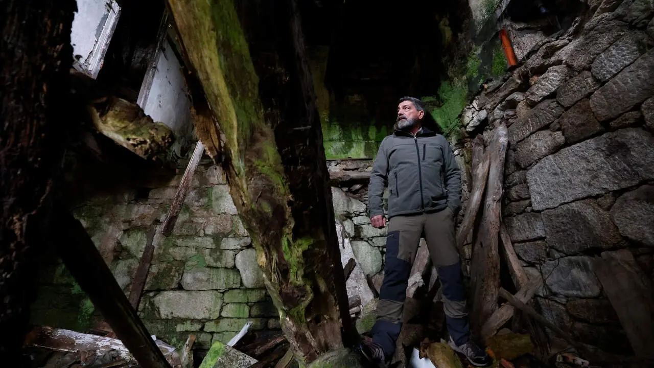 Calros Solla nunha casa deshabitada do municipio de Cerdedo-Cotobade. GONZALO GARCÍA