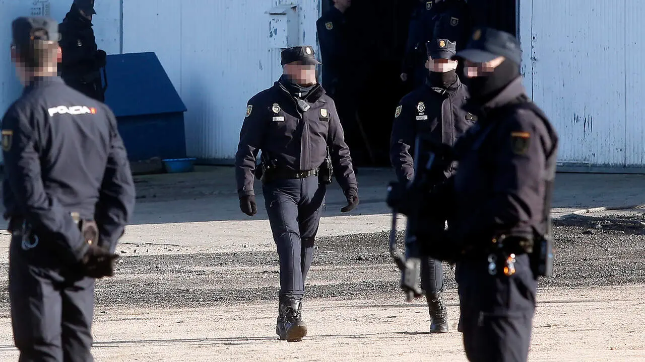 Imagen de archivo que muestra a un grupo de agentes de la Policía Nacional participando en un operativo contra el narcotráfico en Cambados. JAVIER CERVERA-MERCADILLO (ADP)