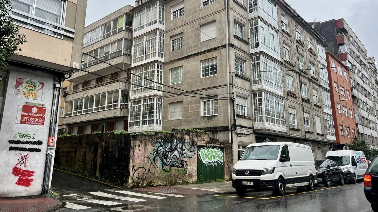 Vista del almacén-garaje (con grafitis) que se pide expropiar en María Victoria Moreno. RAFA FARIÑA