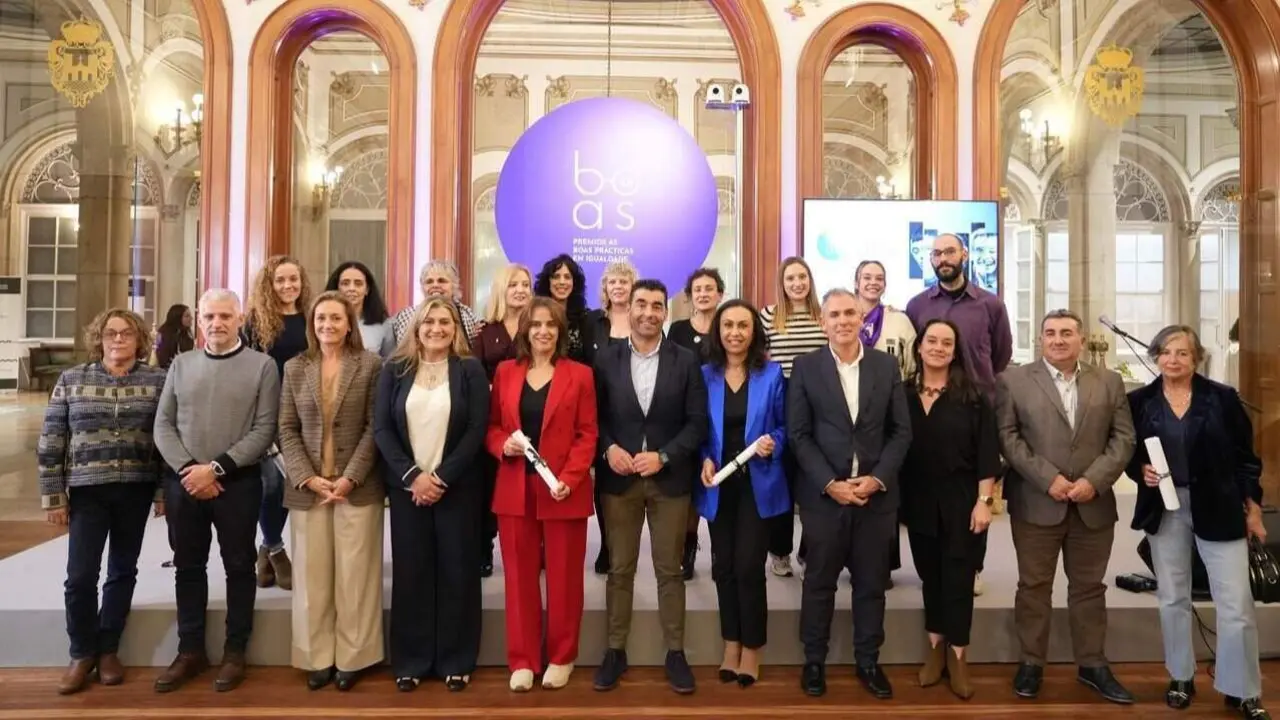 Los premiados, posando con parte del gobierno provincial en el Pazo Provincial. DP