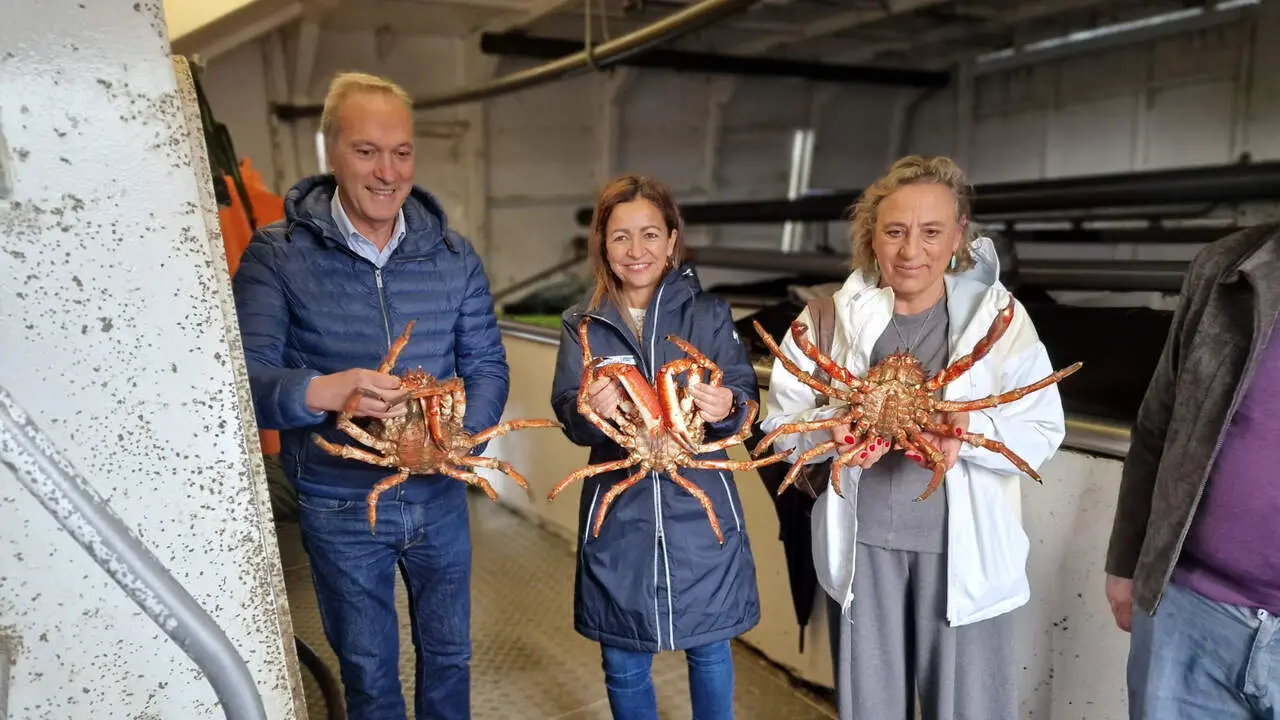 La conselleira do Mar, Marta Villaverde, acompañada del delegado territorial de la Xunta en Pontevedra, Agustín Reguera, asistió este viernes a la descarga de centolla en la lonja de O Grove. DS