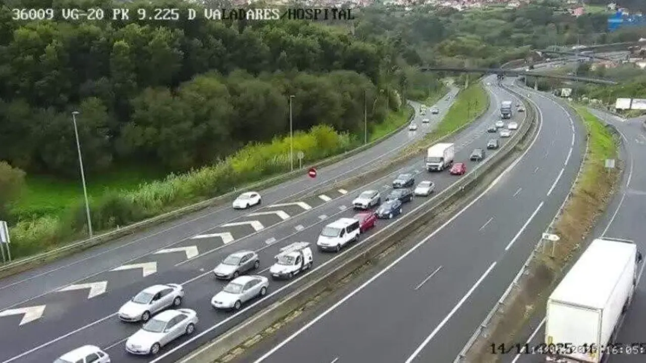 Retenciones en la VG-20 en Vigo, por desprendimiento de tierra e