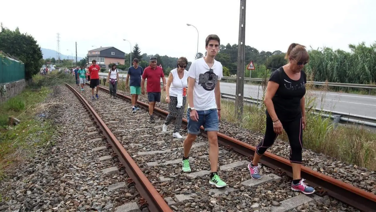 Marcha ciudadana en 2018 para reclamar ya entonces el desbloqueo de la vieja vía del tren en Arcade. RAFA FARIÑA