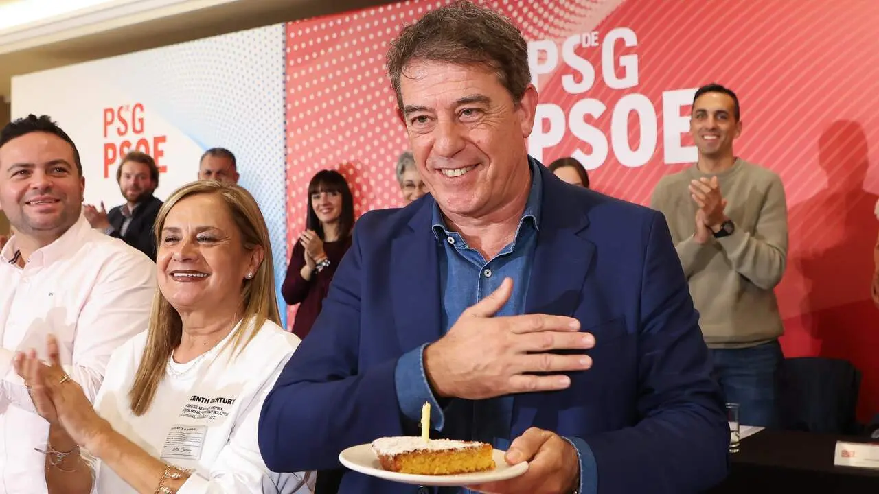 El secretario general del PSdeG, José Ramón Gómez Besteiro, celebra su 58 aniversario con los miembros del Comité Nacional Galego. XOÁN REY