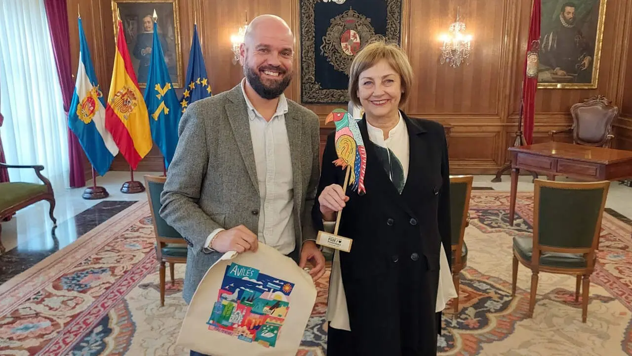 Iván Puentes junto a la alcaldesa de Avilés, haciéndole entrega del Ravachol. DP