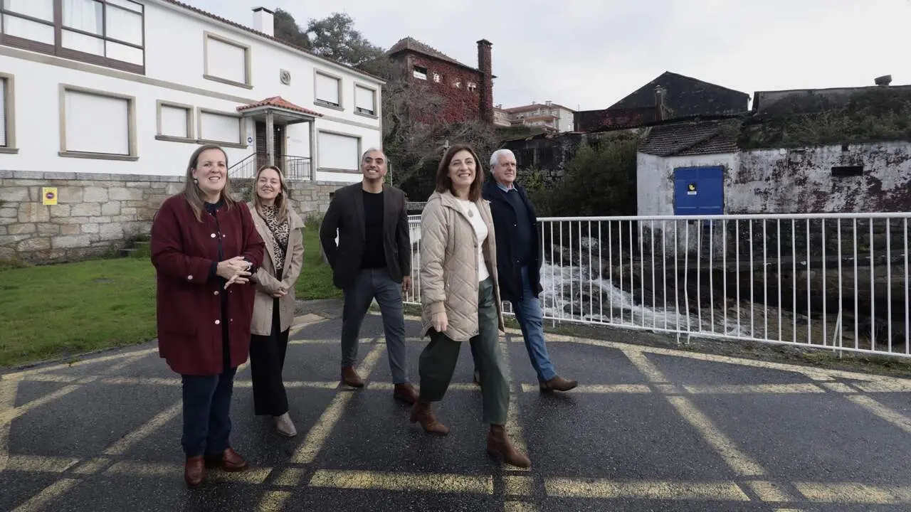La conselleira de Medio Ambiente, Ángeles Vázquez, en su visita a la antigua sede de Conservera Gallega, en Poio. JAVI CERVERA