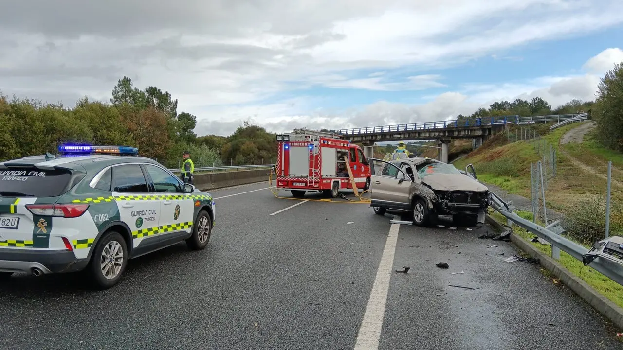 El estado en el que quedó el coche accidentado en A Merca. EP