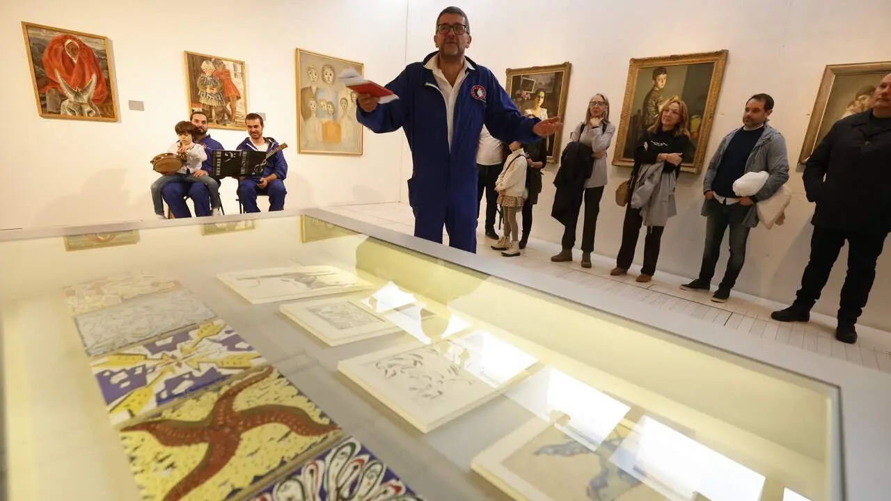 Kike Mauricio guiando o percorrido e (á esquerda) Antón Ke e Marcelo Dobode co neno de Carlos Taboada no colo. GONZALO GARCÍA