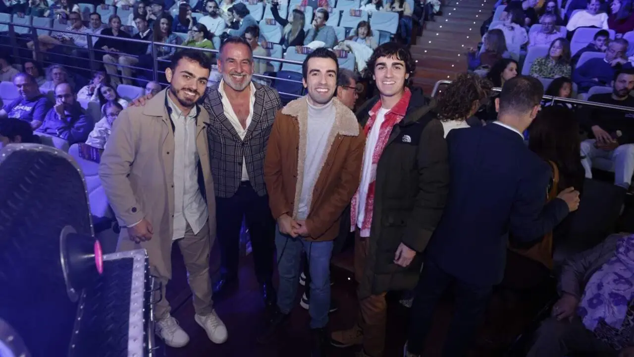 Los Mozos de Arousa y el diseñador Franco Quintáns (segundo por la izquierda). gonzalo garcía