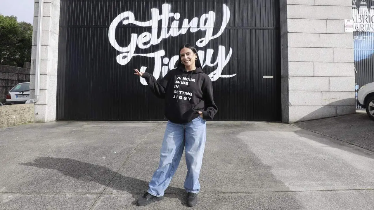 La directora de Getting Jiggy Dance Studio, Vero Aboy, ante la nueva sede de la escuela. DAVID FREIRE