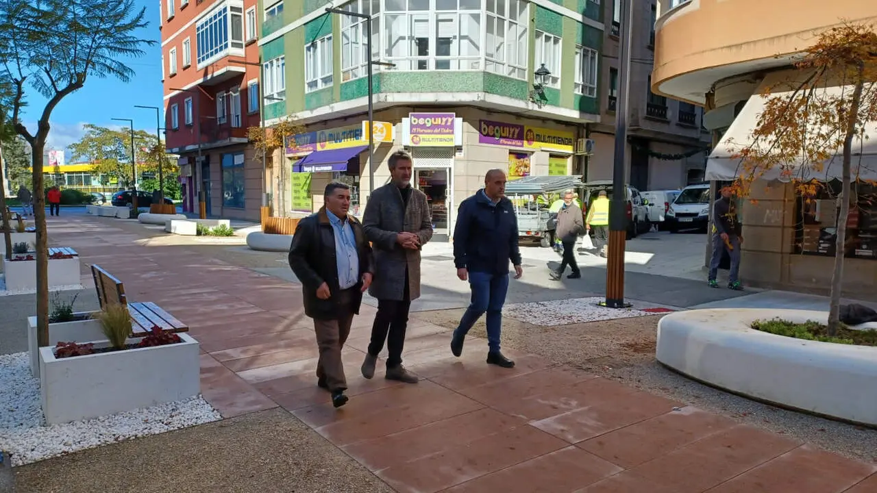 Inauguración de la renovada Rúa Clara Campoamor en Vilagarcía. DP