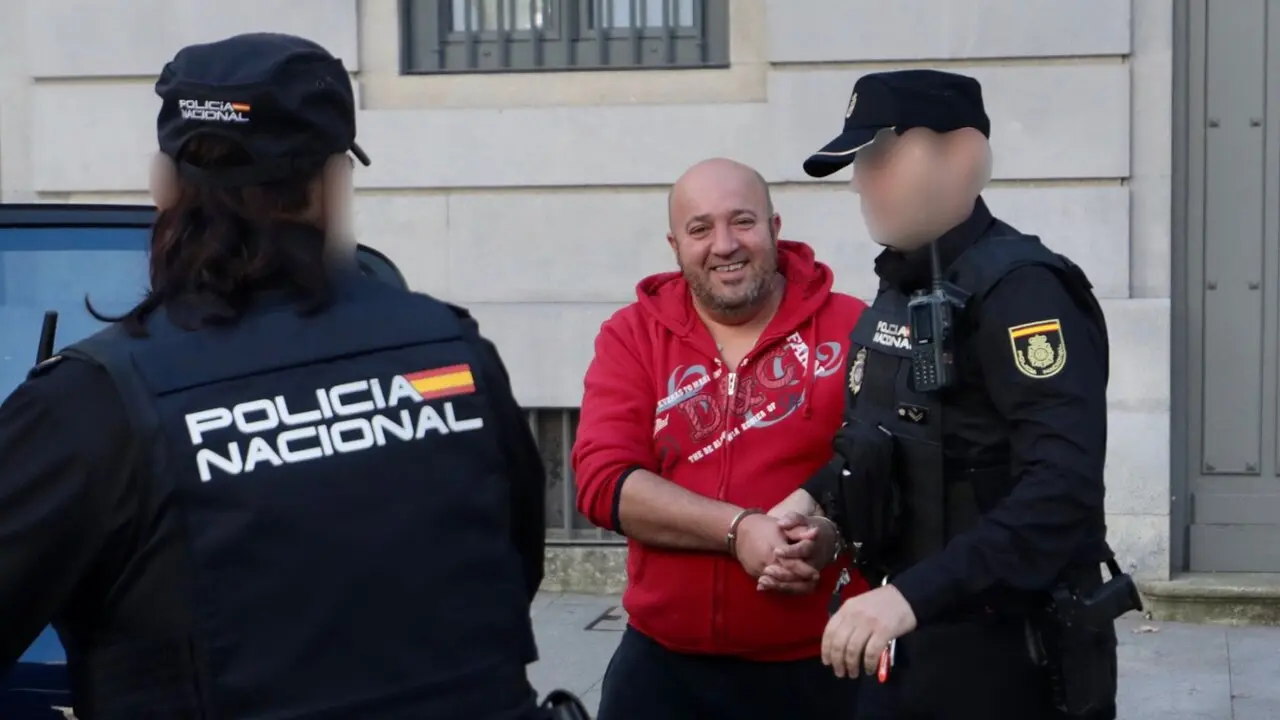 El narcotraficante condenado siendo escoltado por la Policia Nacional. DP