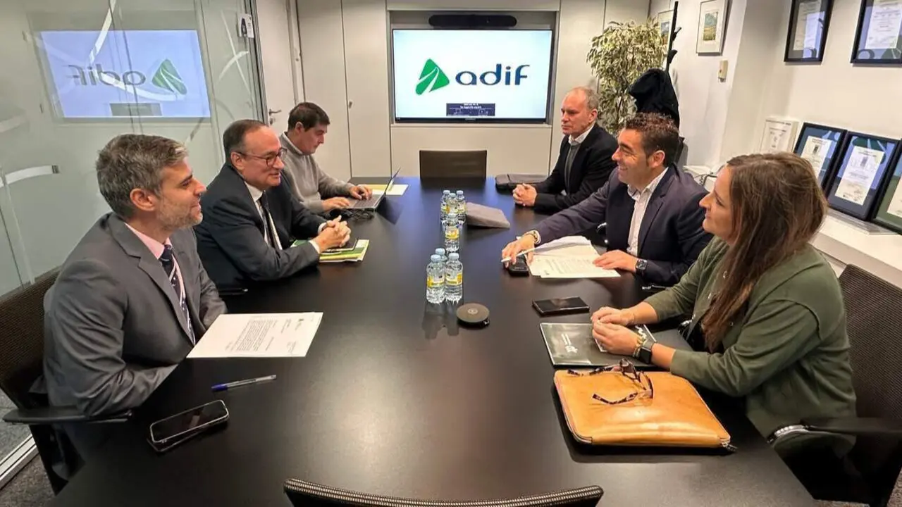 Imagen de la reunión mantenida en la mañana de este martes en Madrid, entre la Diputación y los técnicos de Adif. DP