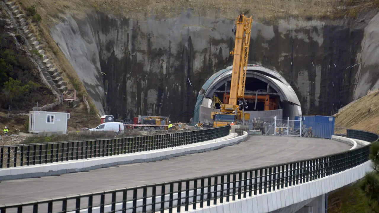 Maquinaria de obra en el lugar del accidente laboral registrado este martes en San Cibrao das Viñas. ROSA VEIGA (EUROPA PRESS)