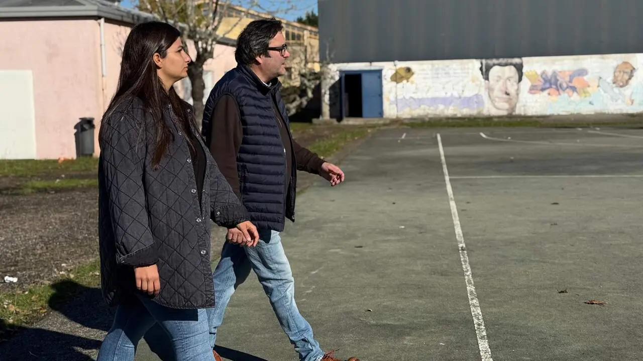 La edil del PP Aroa Otero junto al director del CEIP A Xunqueira 1. FOTO: PP