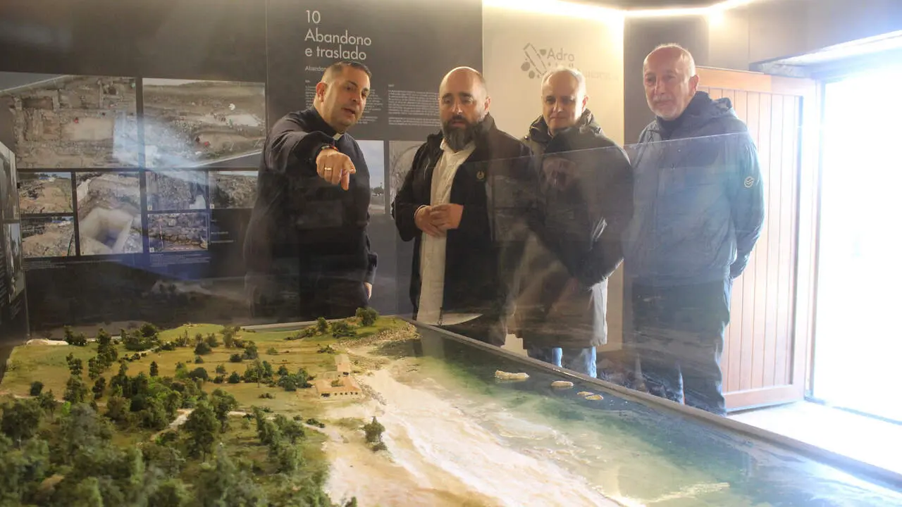 El director xeral de Patrimonio Cultural, Ángel Miramontes, recorrió este martes la zona de Adro Vello. JOSÉ LUIZ OUBIÑA