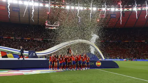 Los jugadores de la selección española durante la celebración de la victoria de la Eurocopa. EFE