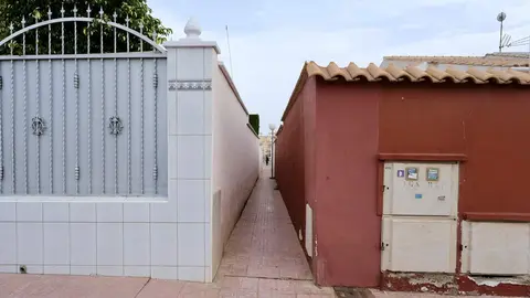 Vista del callejón donde se produjo el asesinato machista de Orihuela. PABLO MIRANZO (EFE)