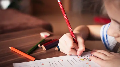 Una niña en un escritorio. PIXABAY