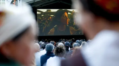 Prestrea de Sirat en Navia de Suarna ante os propios veciños de Oliver Laxe.  CARLOS CASTRO (EUROPA PRESS)