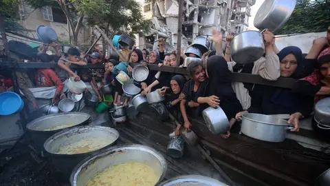 Palestinos agardando a recibir alimentos en Gaza. FOTO OMAR ASHTAWY (EUROPA PRESS)