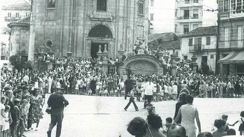 Multitude na ofrenda á Virxe Peregrina en 1971. CAMILO GÓMEZ