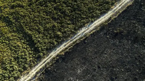 Vista aérea da superficie calcinada na Mezquita (Ourense), con máis de 10.000 hectáreas. BRAIS LORENZO/EFE
