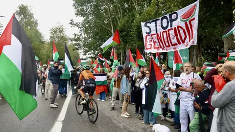 Manifestantes no percorrido de La Vuelta ao seu paso pola provincia. RAFA FARIÑA