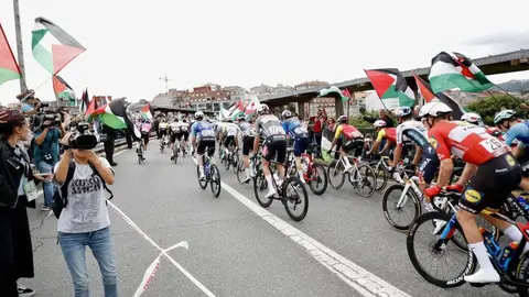 Manifestantes a favor da causa palestina ao paso da carreira pola Ponte da Barca. FOTO JOSÉ LUIZ OUBIÑA