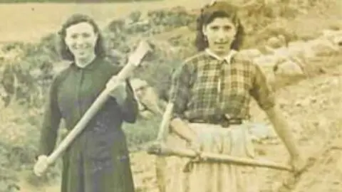 Á dereita, miña avoa A. nos anos 40. A.M.U.