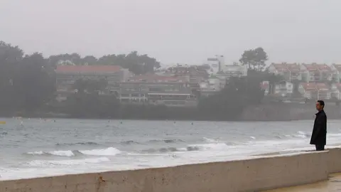 Un día de choiva na praia. RAFA ESTÉVEZ