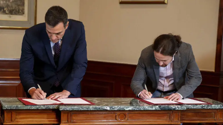Pedro Sánchez y Pablo Iglesias, durante la firma de un acuerdo para la formación de un Ejecutivo en España. PACO CAMPOS (EFE)