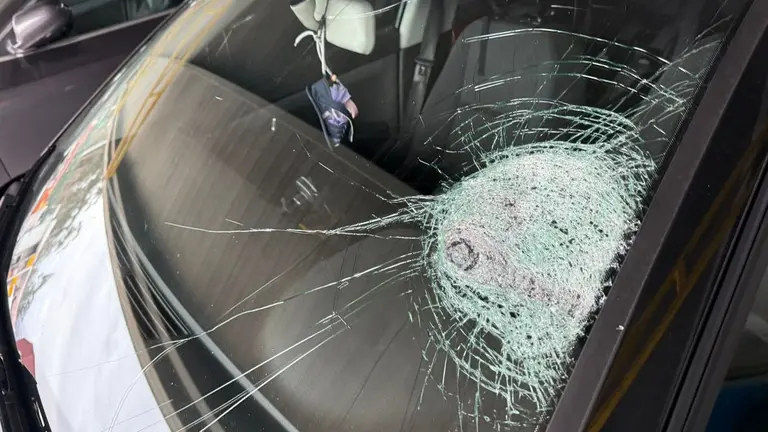 Impacto de las piedras en el parabrisas del conductor pontevedrés. DP