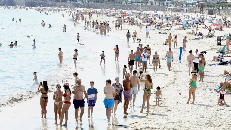 Las playas se abarrotaron este sábado. JAVIER CERVERA-MERCADILLO