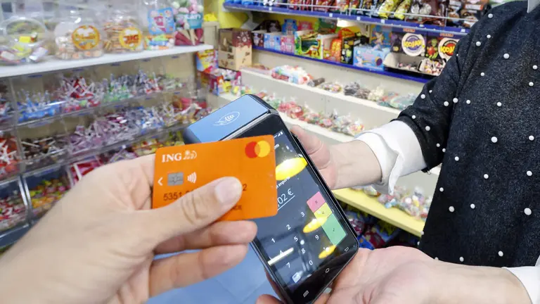 Pago con tarjeta en un comercio. SEBAS SENANDE (AEP)
