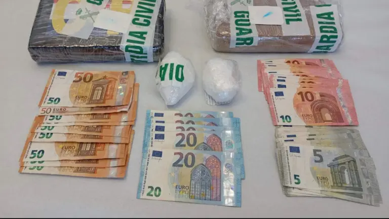 Drogas y dinero en efectivo incautados en A Estrada. GUARDIA CIVIL