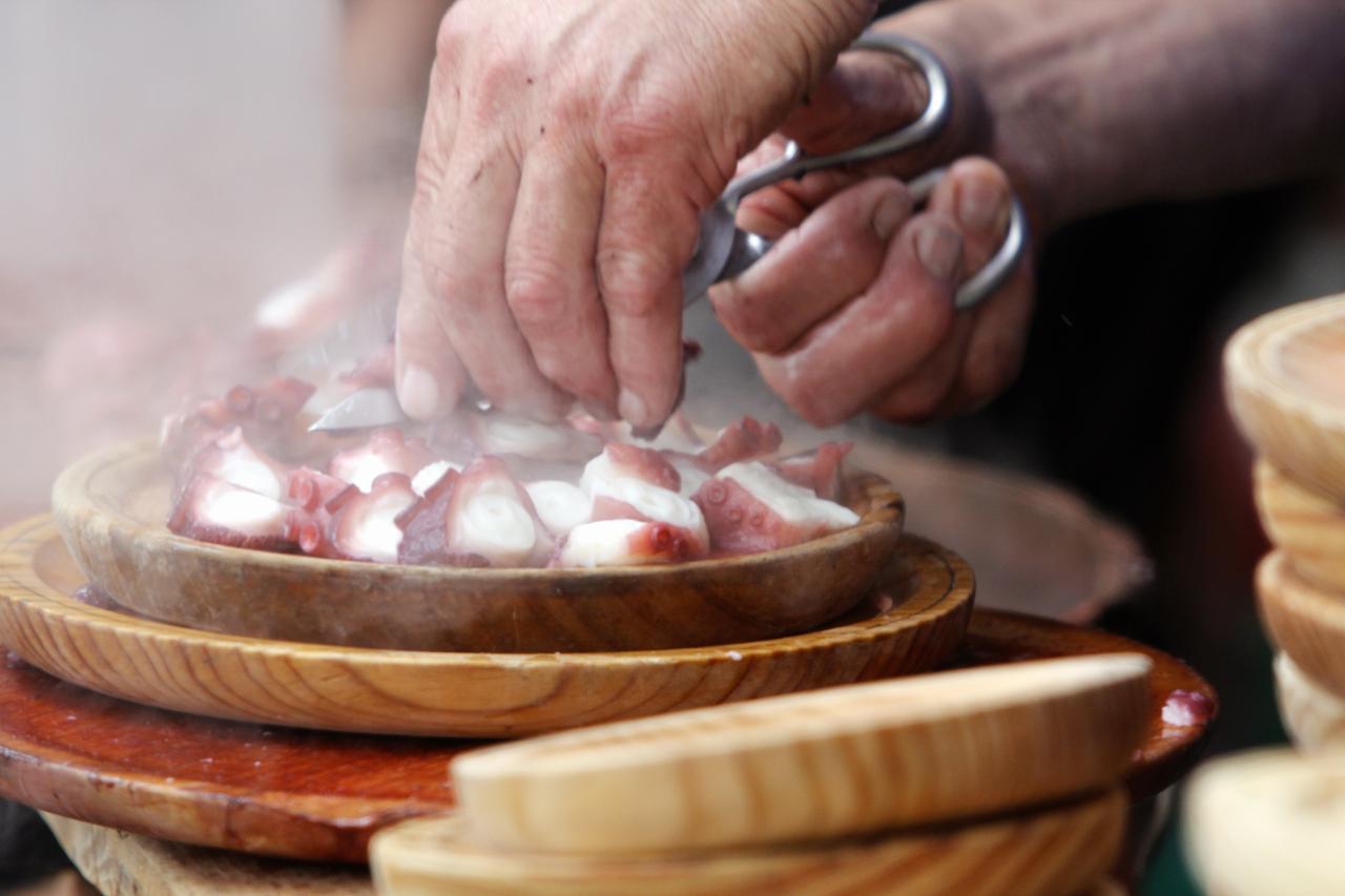 Foto de archivo cortando el pulpo. EP